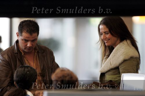 Schiphol 15 januari 2005
Mariska Hulscher met nieuwe vriend Arie Schouwenaar op schiphol