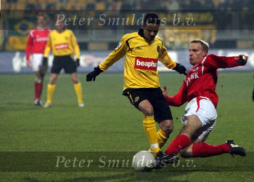Kerkrade, 27 Januari 2006 
Kompetitiewedstrijd seizoen 2005/2006
RODA JC - AZ eindstand 1-4
Barry van Galen in duel met Sergio
©Edwin van Zandvoort