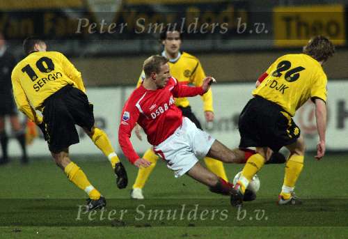 Kerkrade, 27 Januari 2006 
Kompetitiewedstrijd seizoen 2005/2006
RODA JC - AZ eindstand 1-4
Barry van Galen in duel met Gregoor van Dijk
©Edwin van Zandvoort