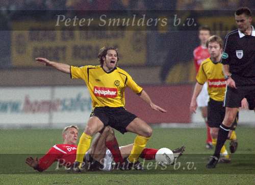 Kerkrade, 27 Januari 2006 
Kompetitiewedstrijd seizoen 2005/2006
RODA JC - AZ eindstand 1-4
Overtreding Barry van Galen op Boldiszar Bodor.
©Edwin van Zandvoort