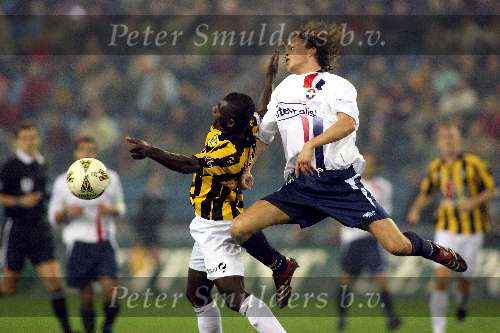 Arnhem, 21 Januari 2006 
Vitesse-Willem II eindstand 2-1 
Fred Benson in duel met Frank v Mosselveld
© Edwin van Zandvoort