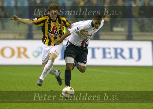 Arnhem, 21 Januari 2006 
Vitesse-Willem II eindstand 2-1 
Gill Swerts in duel met Moussa Dembele
© Edwin van Zandvoort