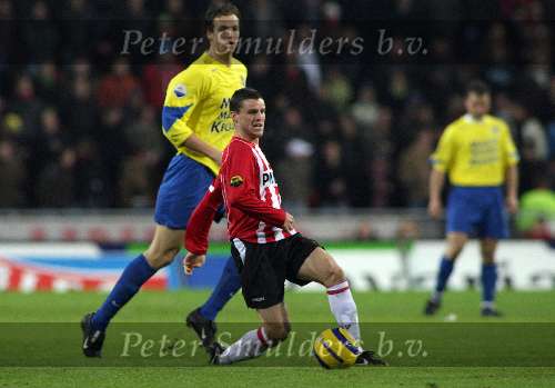 Eindhoven, 20 Januari 2006 
Kompetitiewedstrijd Seizoen 2005/2006 
PSV-RKC Waalwijk eindstand 2-0 
Jason Culina geeft een pass vanaf  het middenveld
© Edwin van Zandvoort