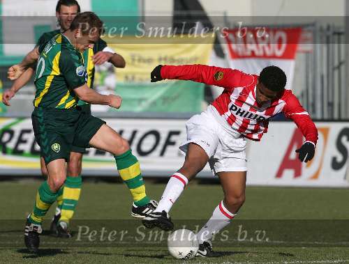 Den Haag, 29 Januarie 2006 
Kompetitiewedstrijd seizoen 2005-2006 
ADO Den Haag - PSV eindstand 0-2
Jefferson Farfan kapt Tomasz Rzasa uit