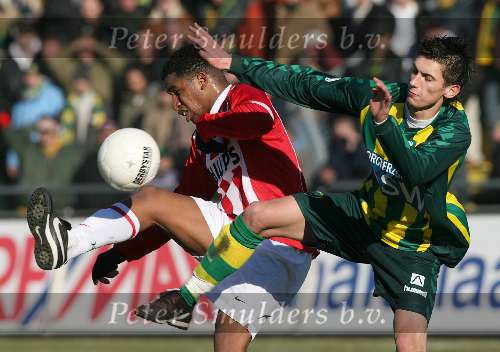 Den Haag, 29 Januarie 2006 
Kompetitiewedstrijd seizoen 2005-2006 
ADO Den Haag - PSV eindstand 0-2
Jefferson Farfan in duel met Christiaan Cuum