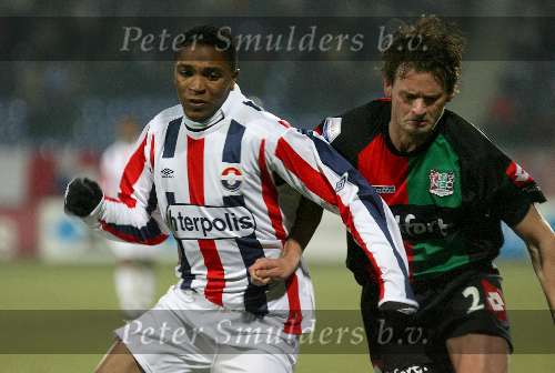 Tilburg, 28 januari 2006
Kompetitiewedstrijd seizoen 2005-2006
Willem ll - NEC eindstand 2-2
Kevin Bobson in gevecht met Rob Wielaert