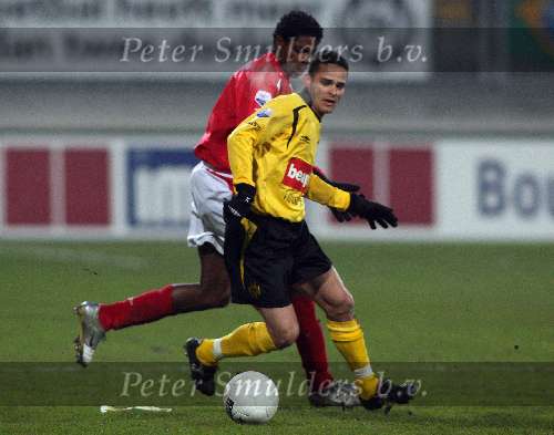 Kerkrade, 27 Januari 2006 
Kompetitiewedstrijd seizoen 2005/2006
RODA JC - AZ eindstand 1-4
Kew Jaliens in duel met Sergio Pacheco de Oliveira
©Edwin van Zandvoort