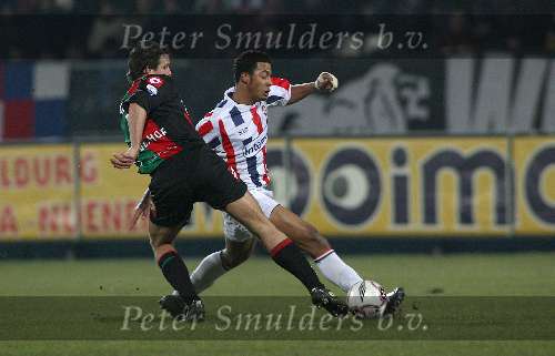 Tilburg, 28 januari 2006
Kompetitiewedstrijd seizoen 2005-2006
Willem ll - NEC eindstand 2-2
Peter Wisgerhof dueleerd met Moussa Dembele