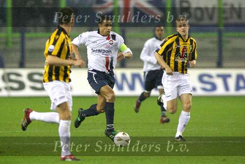 Arnhem, 21 Januari 2006 
Vitesse-Willem II eindstand 2-1
Raymond Victoria in duel met Remco v d Schaaf
© Edwin van Zandvoort