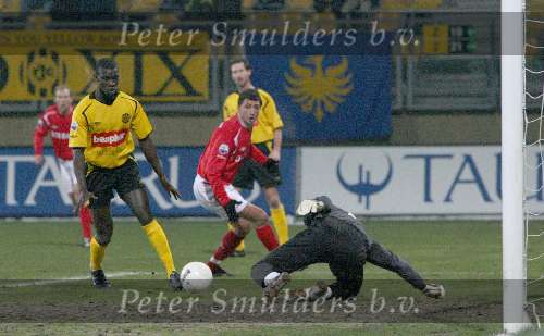 Kerkrade, 27 Januari 2006 
Kompetitiewedstrijd seizoen 2005/2006
RODA JC - AZ eindstand 1-4
Shota Arveladze mist kans keeper red
©Edwin van Zandvoort
