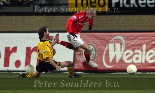 Kerkrade, 27 Januari 2006 
Kompetitiewedstrijd seizoen 2005/2006
RODA JC - AZ eindstand 1-4
Stein Huysegems wordt getackeld door Ger Senden
©Edwin van Zandvoort