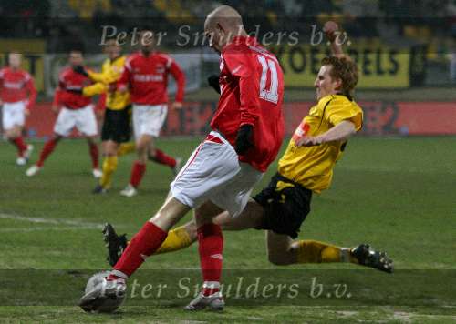 Kerkrade, 27 Januari 2006 
Kompetitiewedstrijd seizoen 2005/2006
RODA JC - AZ eindstand 1-4
 Huysegems schiet bal voor 
©Edwin van Zandvoort