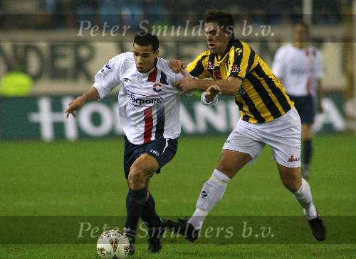Arnhem, 21 Januari 2006 
Vitesse-Willem II eindstand 2-1 
Raymond Victoria in duel met Theo Jansen
© Edwin van Zandvoort