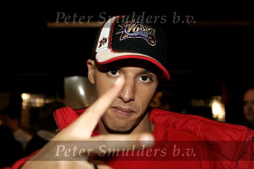 Hilversum 6 januari 2005
Aktie  555 voor azie in studio 22.
Ali B
Peter Smulders bv
