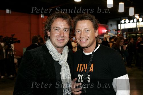 Hilversum 6 januari 2005
Aktie  555 voor azie in studio 22.
Marco Borsato en Armando Borsato
Peter Smulders bv