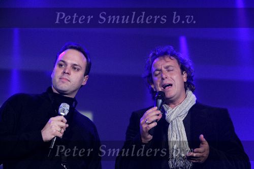 Hilversum 6 januari 2005
Aktie  555 voor azie in studio 22.
Frans Bauer en Marco Borsato
Peter Smulders bv