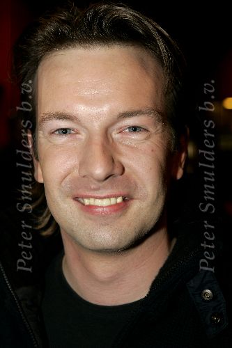 Hilversum 6 januari 2005
Aktie  555 voor azie in studio 22.
Jeroen Kijkindevegte
Peter Smulders bv