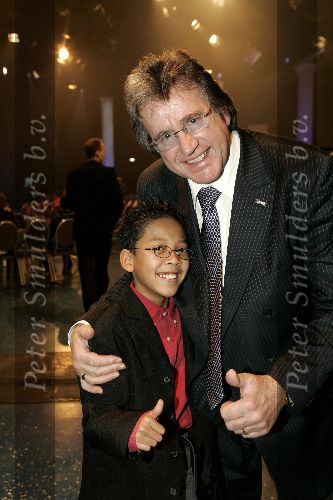 Hilversum 6 januari 2005
Aktie  555 voor azie in studio 22.
Lee Towers met zangertje Lion King
Peter Smulders bv