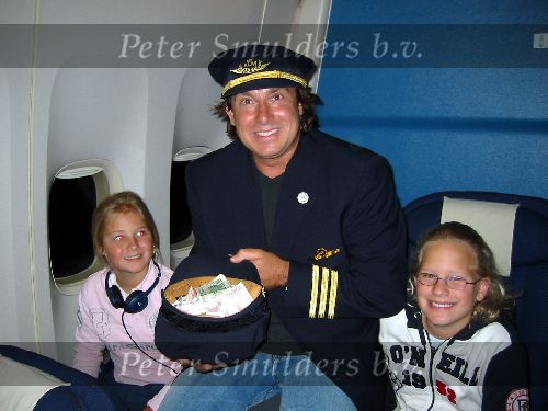 Amsterdam 6 januari 2005
Marco Borsato haalt geld op voor 555 in klm vliegtuig dat vanuit Curacao naar Amsterdam vliegt.
Peter Smulders bv