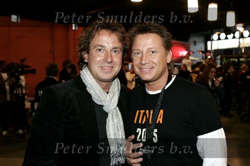 Hilversum 6 januari 2005
Aktie  555 voor azie in studio 22.
Marco Borsato en Armando Borsato
Peter Smulders bv