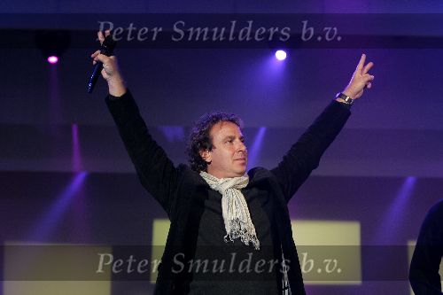 Hilversum 6 januari 2005
Aktie  555 voor azie in studio 22.
Marco Borsato
Peter Smulders bv