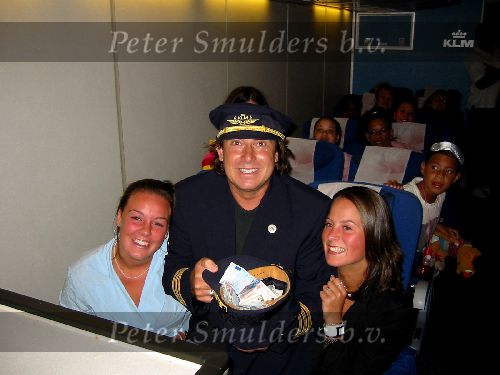 Amsterdam 6 januari 2005
Marco Borsato haalt geld op voor 555 in klm vliegtuig dat vanuit Curacao naar Amsterdam vliegt.
Peter Smulders bv