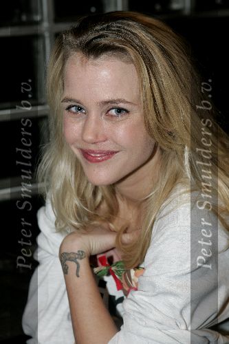 Hilversum 6 januari 2005
Aktie  555 voor azie in studio 22.
Maria Kooistra met tatoo
Peter Smulders bv