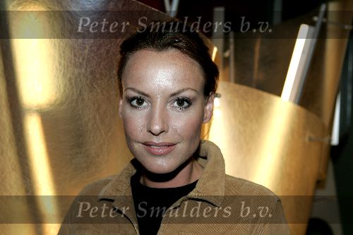 Hilversum 6 januari 2005
Aktie  555 voor azie in studio 22.
Micky Hoogendijk
Peter Smulders bv
