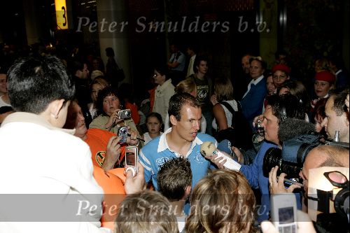 Schiphol 1 juli 2004
Aankoms Nederlands elftal na ek Portugal.
Pierre v Hooydonk met vrouw en zoontje
Peter Smulders bv
