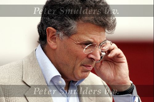 Amsterdam 31 juli 2004 
David Dein with mobile phone at the training of Arsenal