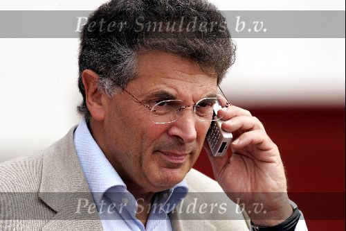 Amsterdam 31 juli 2004 
David Dein withe mobile phone at the training of Arsenal