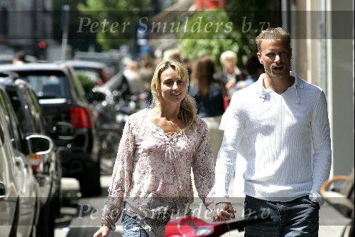 Amsterdam 1 juli 2004
Dennis Bergkamp winkelen op de PC Hooftstraat met zijn vrouw Henriette.