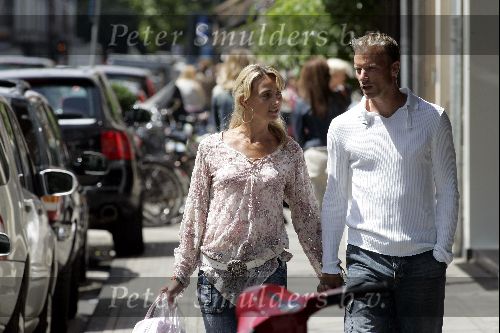 Amsterdam 1 juli 2004
Dennis Bergkamp winkelen op de PC Hooftstraat met zijn vrouw Henriette.