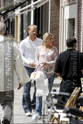 Amsterdam 1 juli 2004
Dennis Bergkamp winkelen op de PC Hooftstraat met zijn vrouw Henriette.