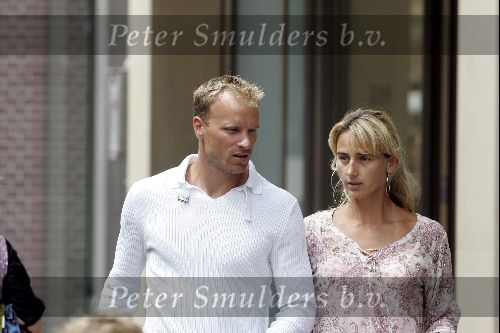 Amsterdam 1 juli 2004
Dennis Bergkamp winkelen op de PC Hooftstraat met zijn vrouw Henriette.