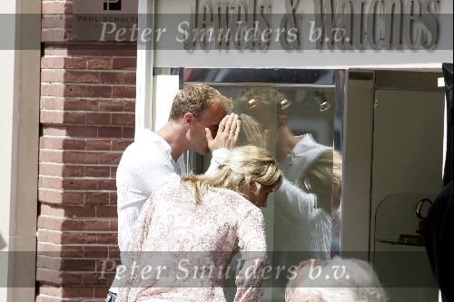 Amsterdam 1 juli 2004
Dennis Bergkamp winkelen op de PC Hooftstraat met zijn vrouw Henriette.