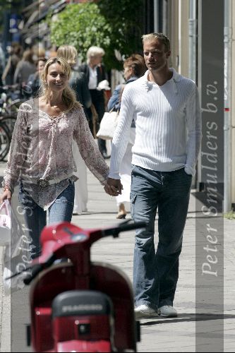 Amsterdam 1 juli 2004
Dennis Bergkamp winkelen op de PC Hooftstraat met zijn vrouw Henriette.