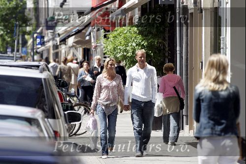Amsterdam 1 juli 2004
Dennis Bergkamp winkelen op de PC Hooftstraat met zijn vrouw Henriette.