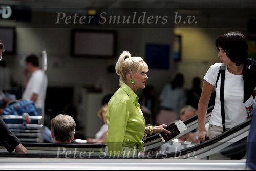 Cannes 19 juli 2004
Ivana Trump met jonge vriend op vliegveld van Cannes