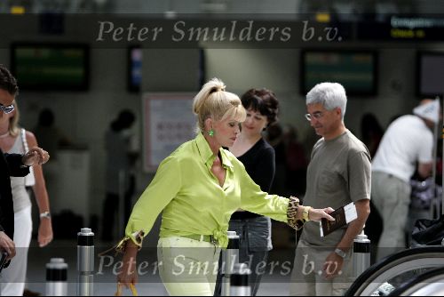 Cannes 19 juli 2004
Ivana Trump met jonge vriend op vliegveld van Cannes