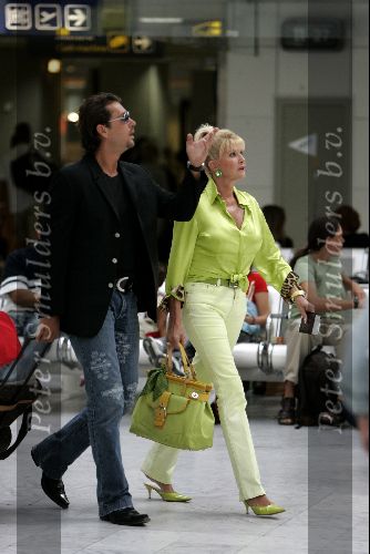 Cannes 19 juli 2004
Ivana Trump met haar jonge vriend Rossano Rubicon op het vliegveld van Cannes