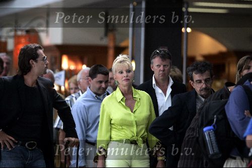 Cannes 19 juli 2004
Ivana Trump met haar jonge vriend Rossano Rubicon op het vliegveld van Cannes