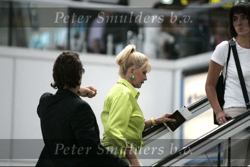 Cannes 19 juli 2004
Ivana Trump met jonge vriend op vliegveld van Cannes