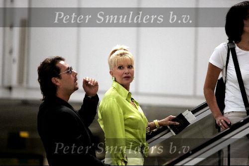 Cannes 19 juli 2004
Ivana Trump met haar jonge vriend Rossano Rubicon op het vliegveld van Cannes