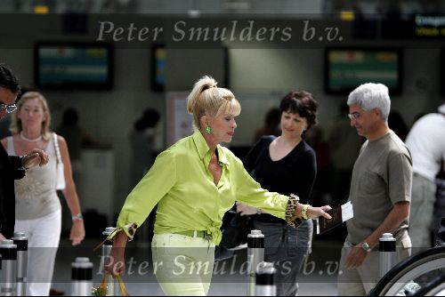 Cannes 19 juli 2004
Ivana Trump met jonge vriend op vliegveld van Cannes