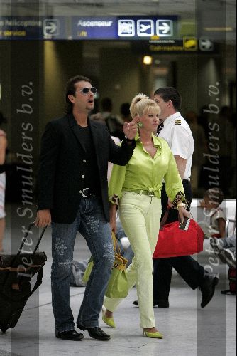 Cannes 19 juli 2004
Ivana Trump met haar jonge vriend Rossano Rubicon op het vliegveld van Cannes