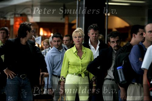 Cannes 19 juli 2004
Ivana Trump met jonge vriend op vliegveld van Cannes