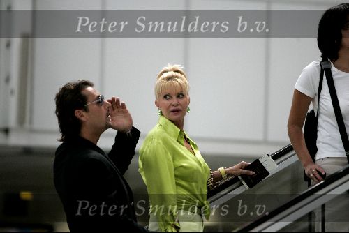Cannes 19 juli 2004
Ivana Trump met haar jonge vriend Rossano Rubicon op het vliegveld van Cannes