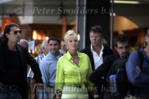 Cannes 19 juli 2004
Ivana Trump met haar jonge vriend Rossano Rubicon op het vliegveld van Cannes