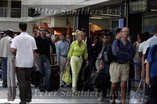 Cannes 19 juli 2004
Ivana Trump met haar jonge vriend Rossano Rubicon op het vliegveld van Cannes